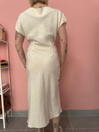 Abito midi donna effetto satin con drappeggio laterale