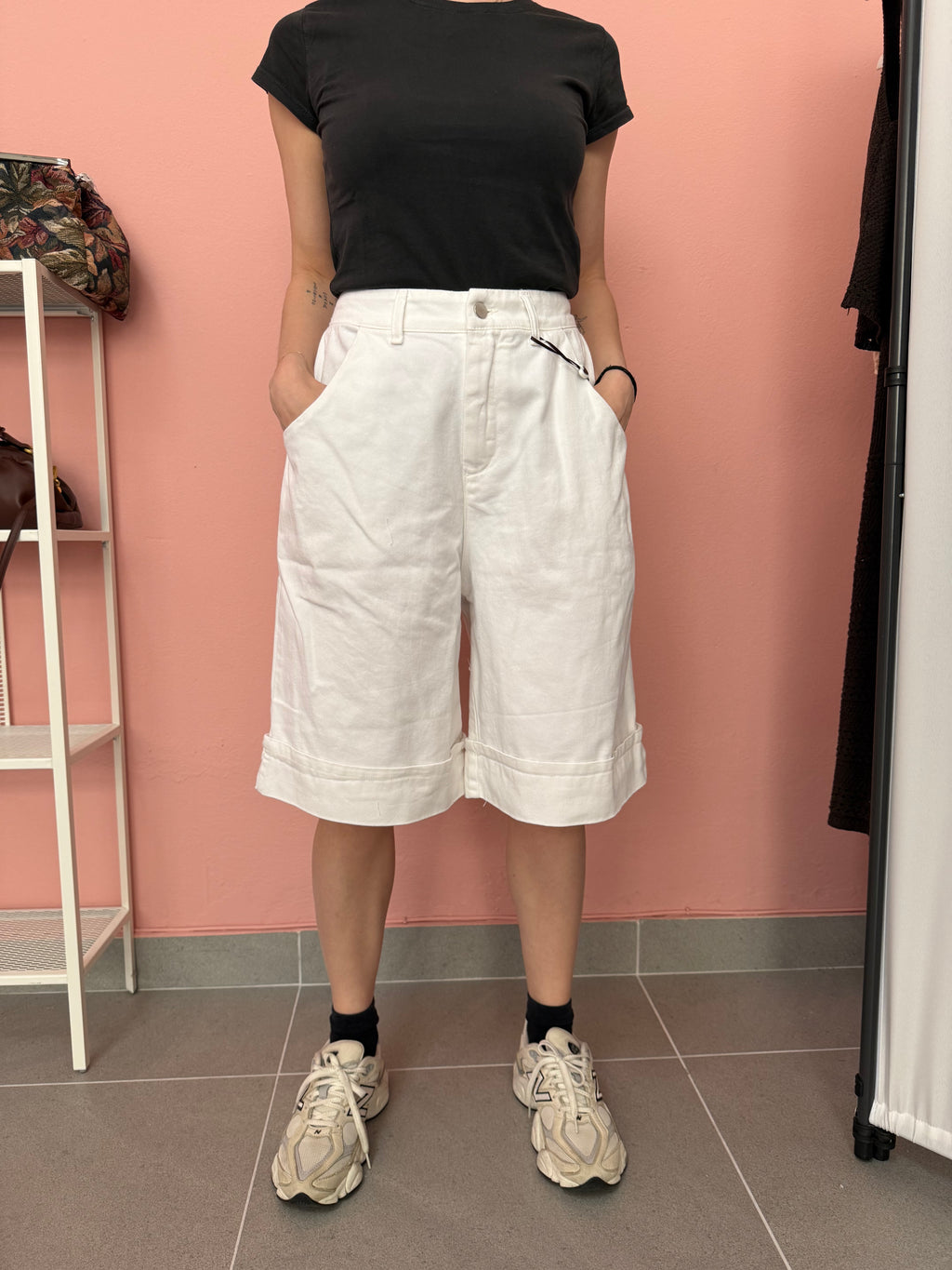 Bermuda donna bianchi vita alta con risvolto Lokita