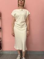 Abito midi donna effetto satin con drappeggio laterale