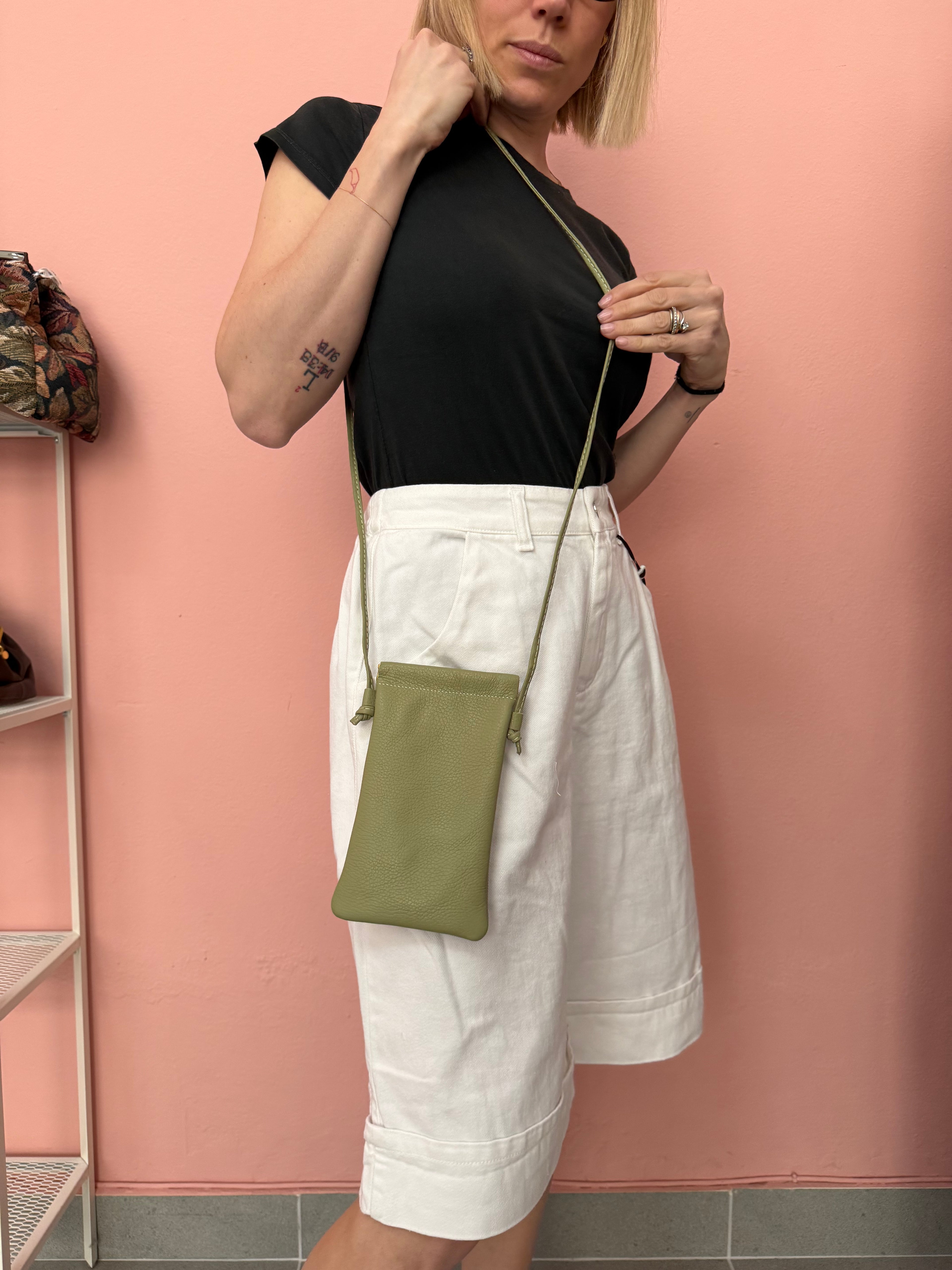 Bermuda donna bianchi vita alta con risvolto Lokita