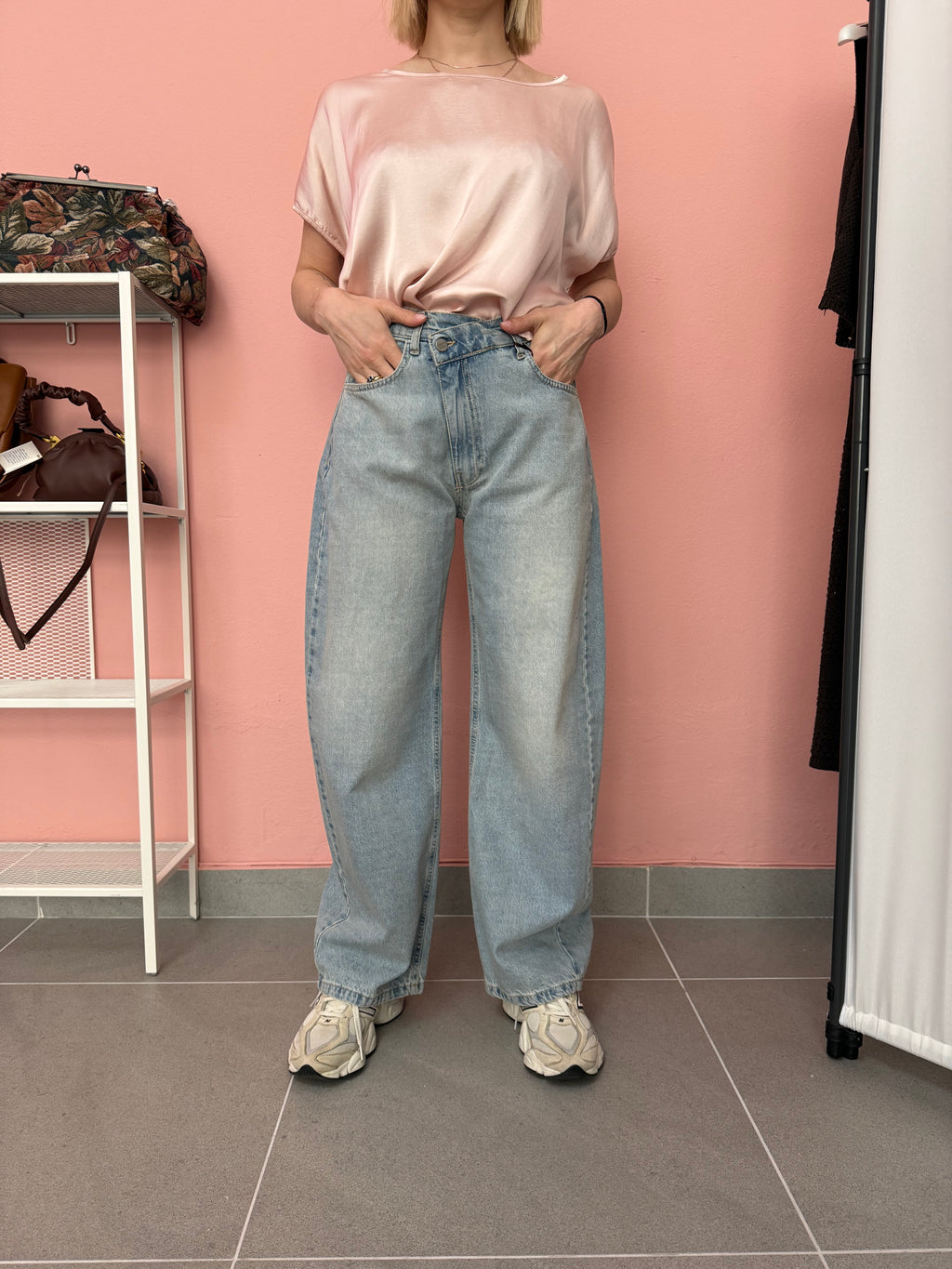 Jeans donna chiaro con chiusura diagonale Lokita