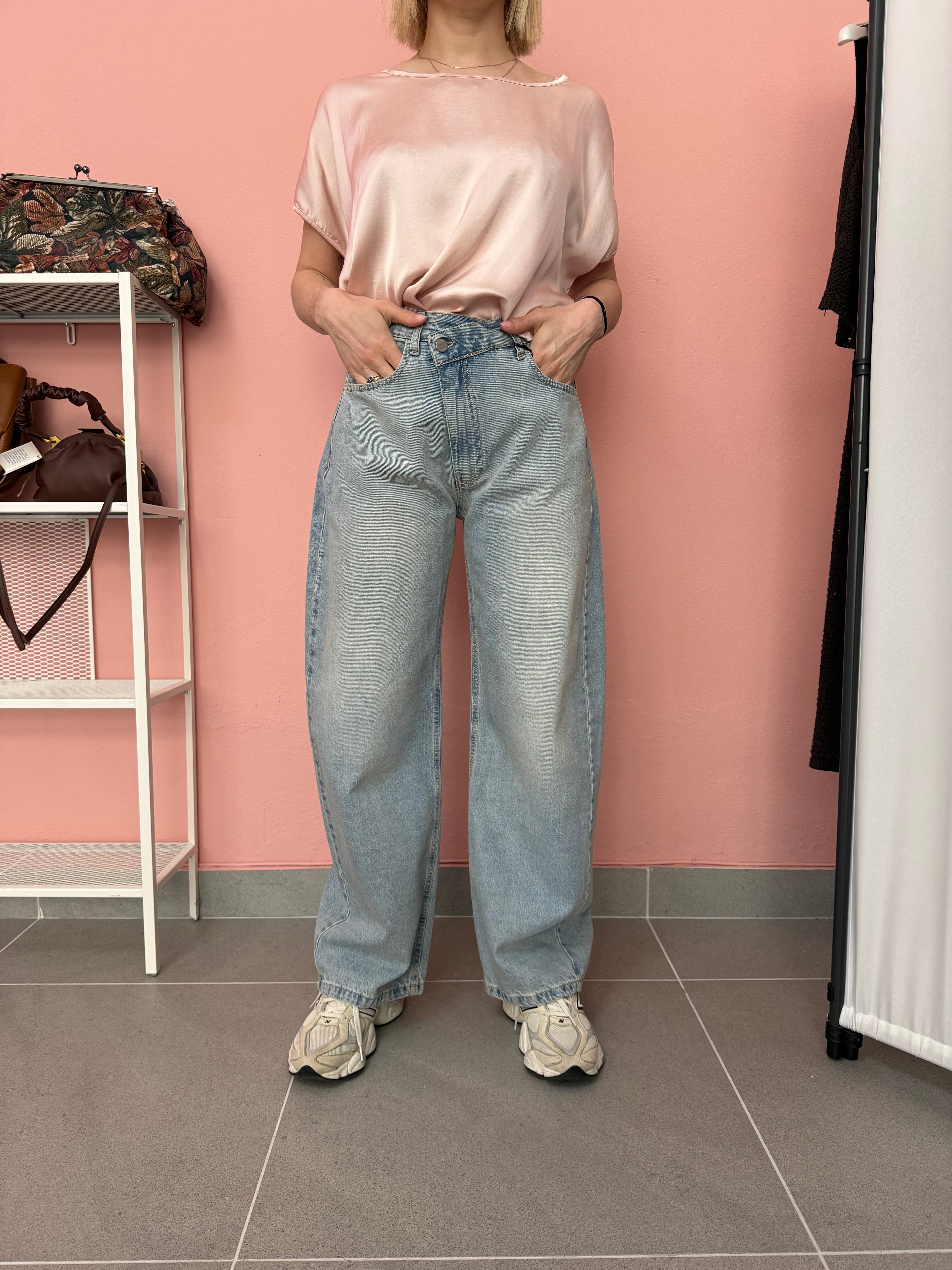 Jeans donna chiaro con chiusura diagonale Lokita