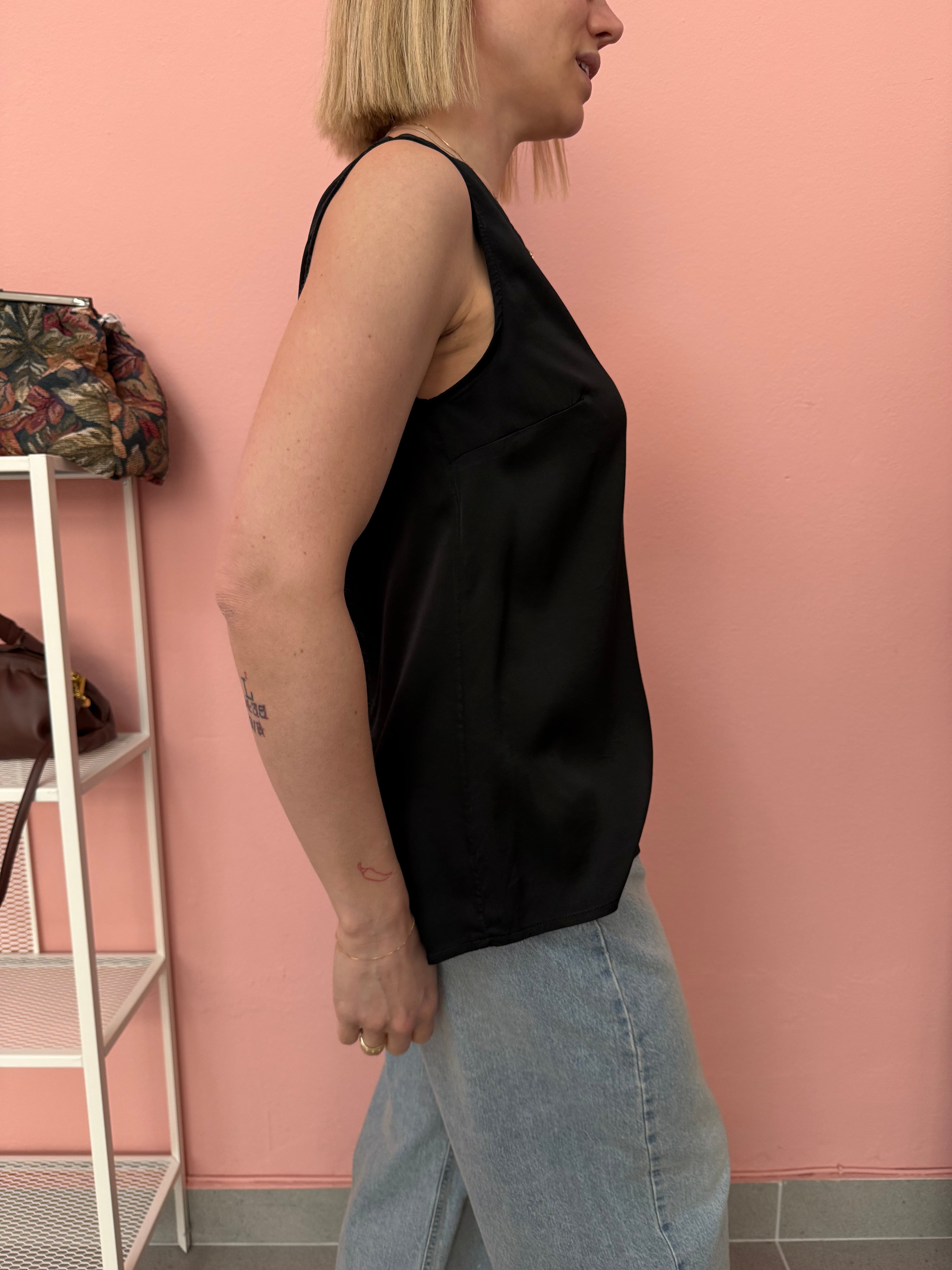 Top nero scollo a V in raso elasticizzato donna