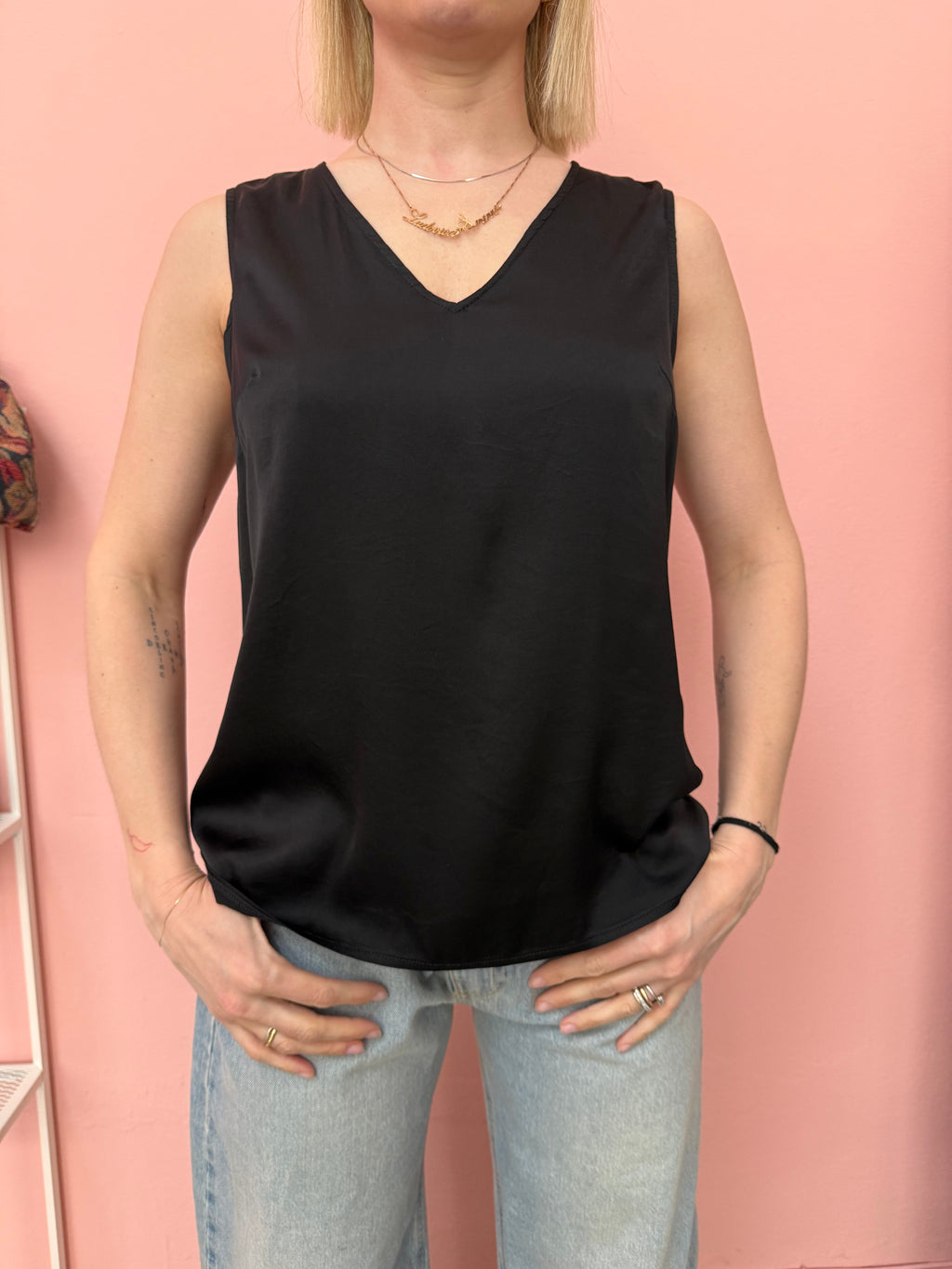 Top nero scollo a V in raso elasticizzato donna