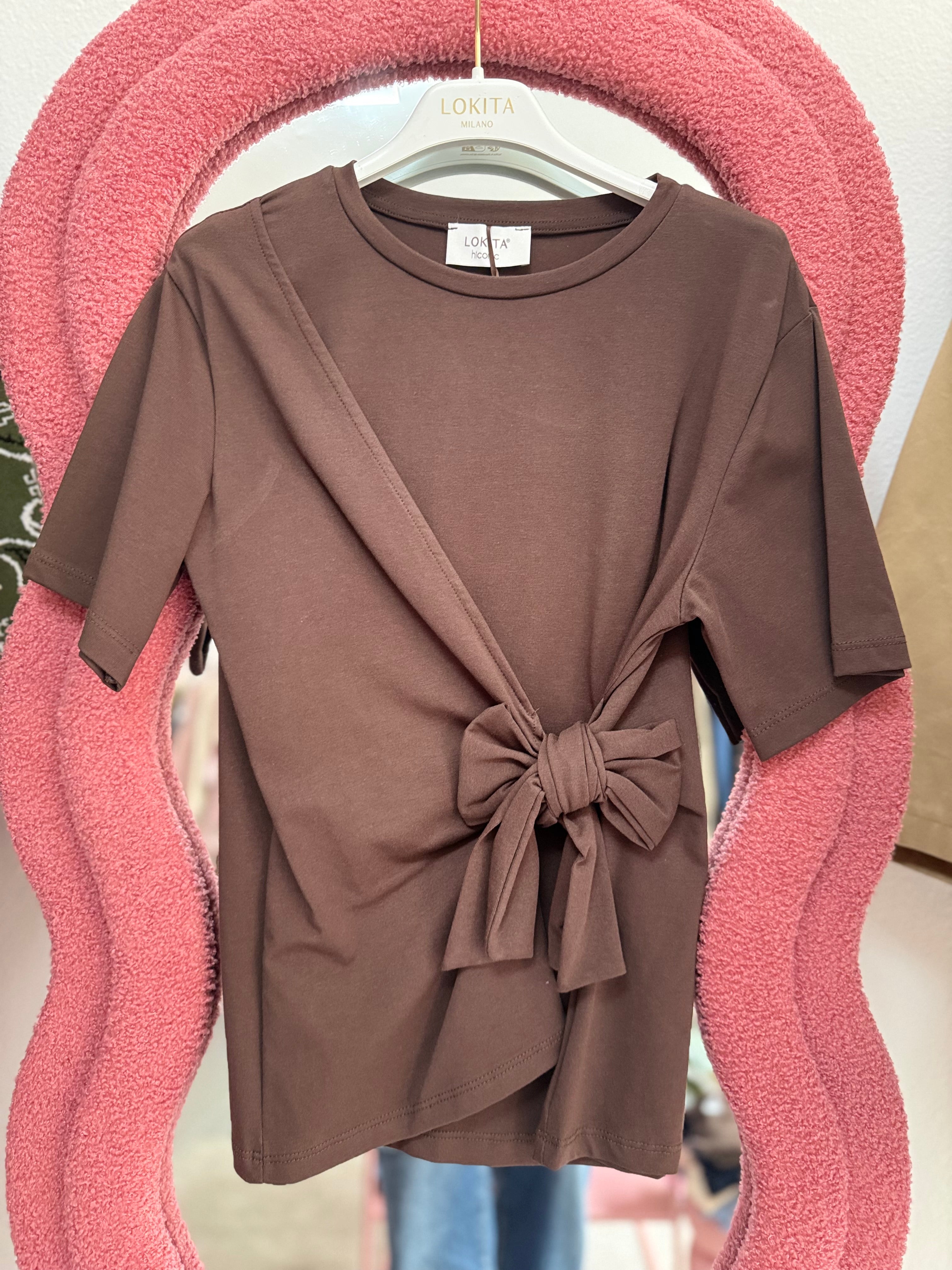 T-shirt con nodo e fiocco