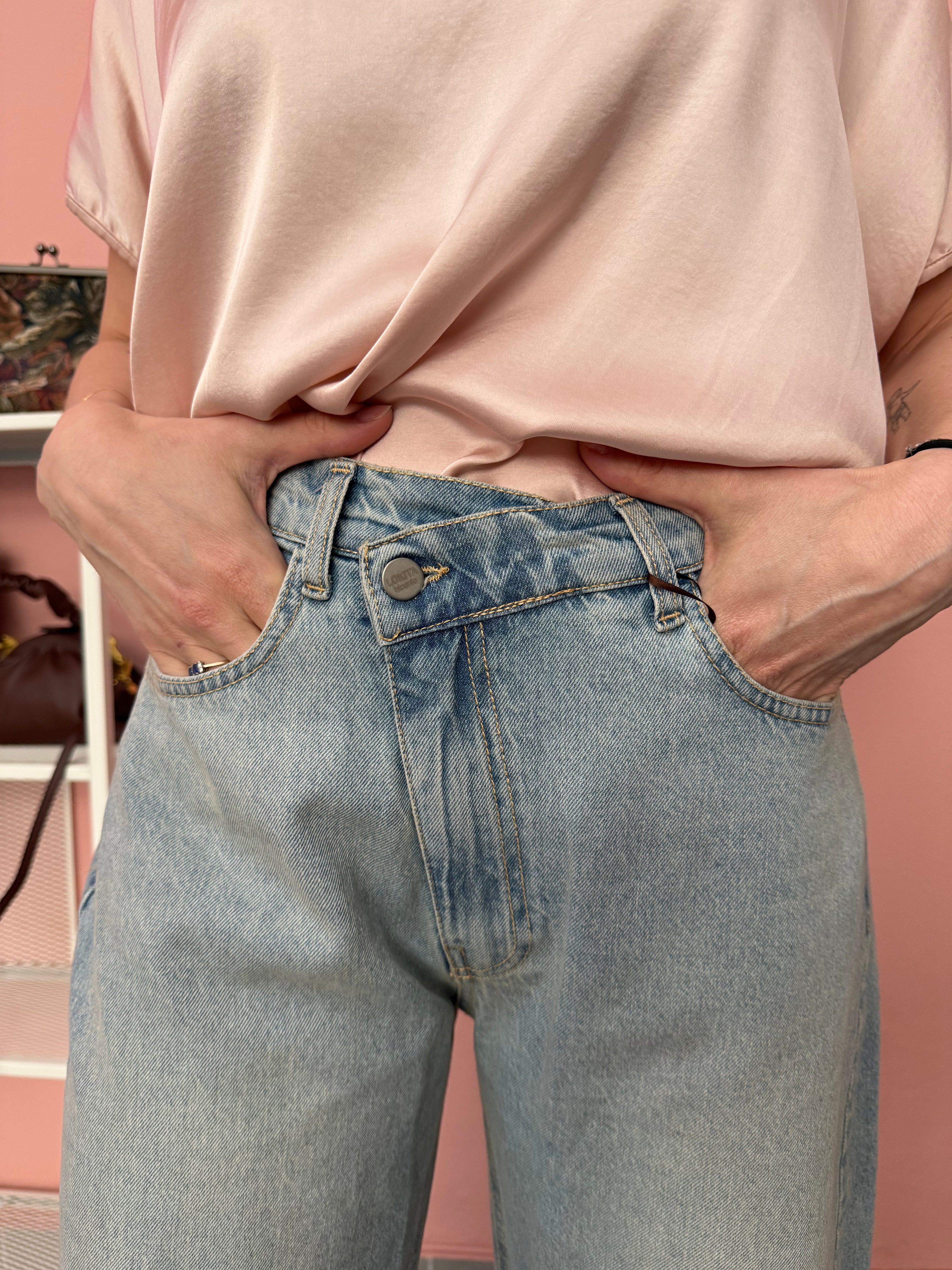 Jeans donna chiaro con chiusura diagonale Lokita