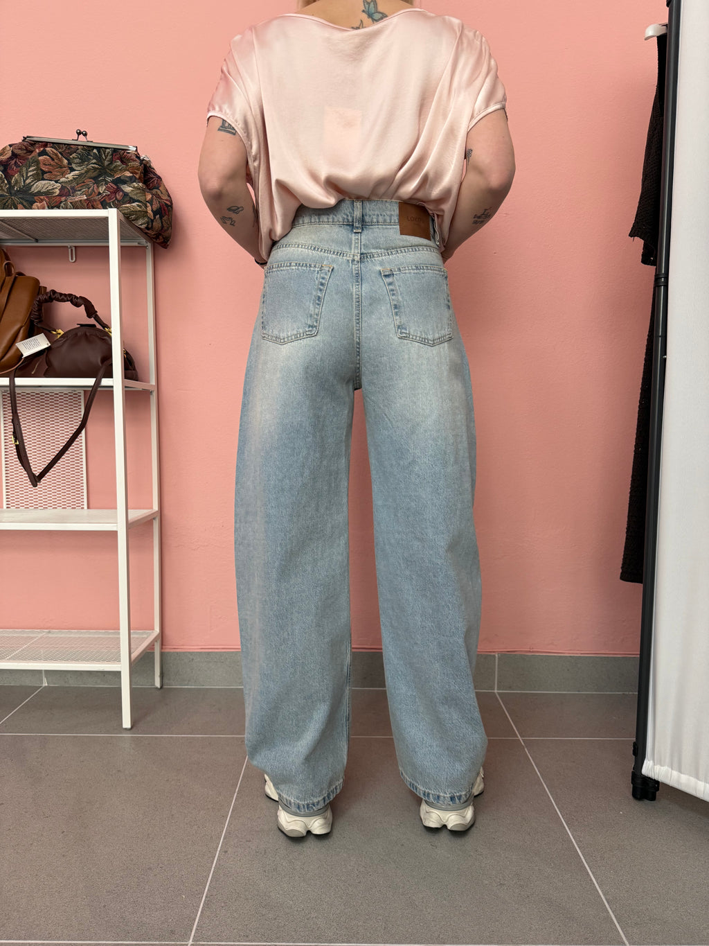 Jeans donna chiaro con chiusura diagonale Lokita