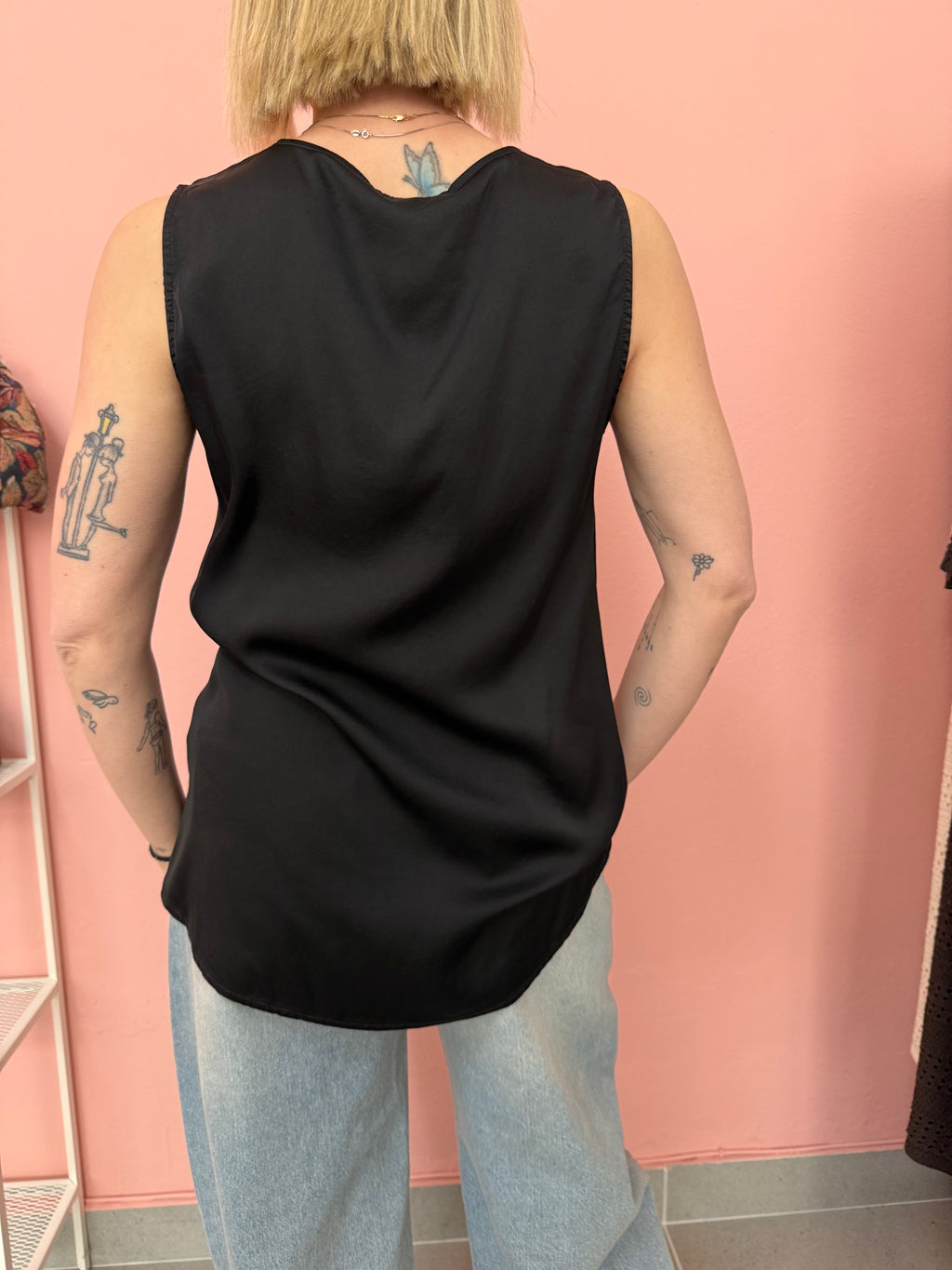 Top nero scollo a V in raso elasticizzato donna