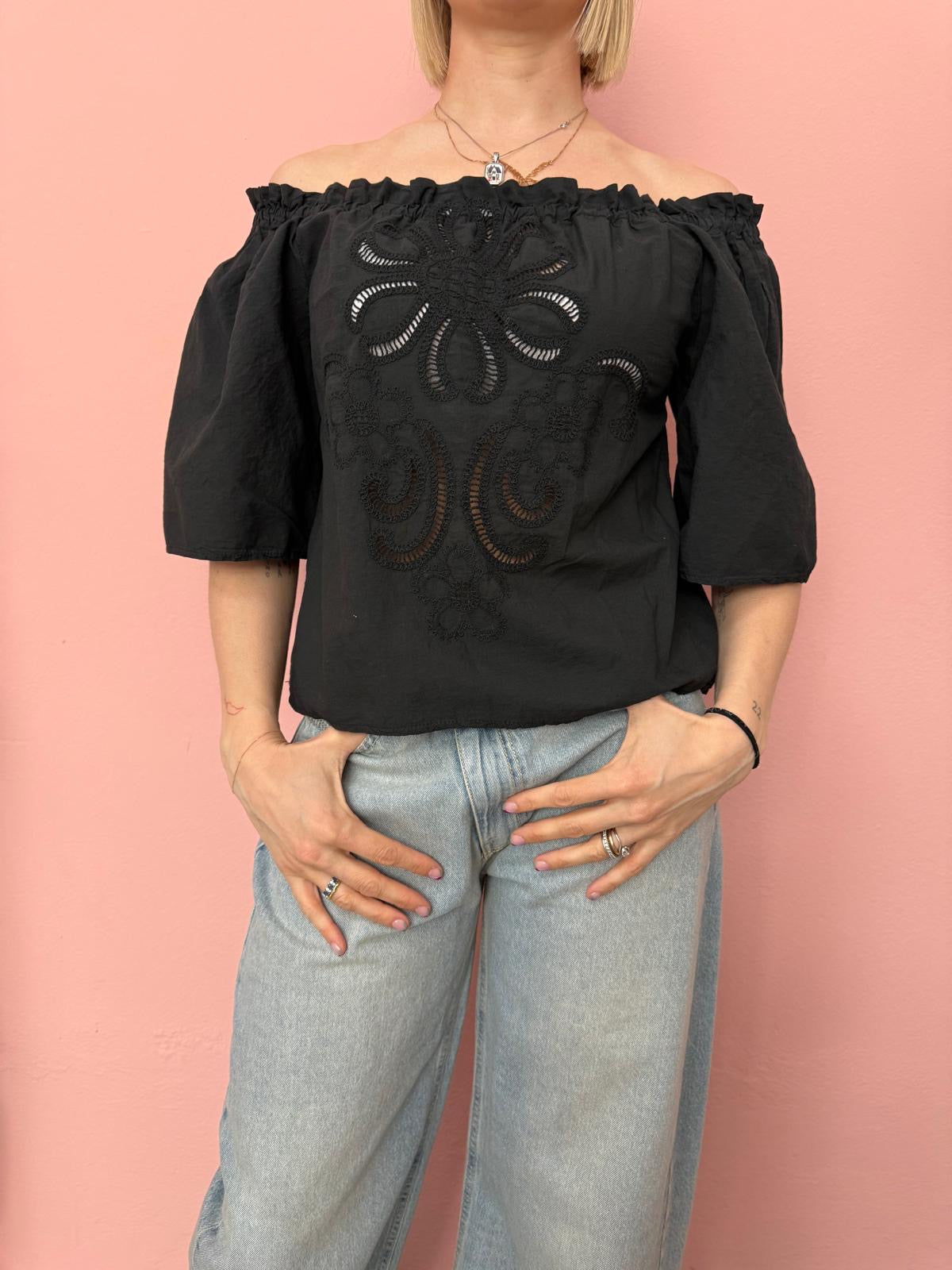 Blusa donna nera ricamata scollo regolabile