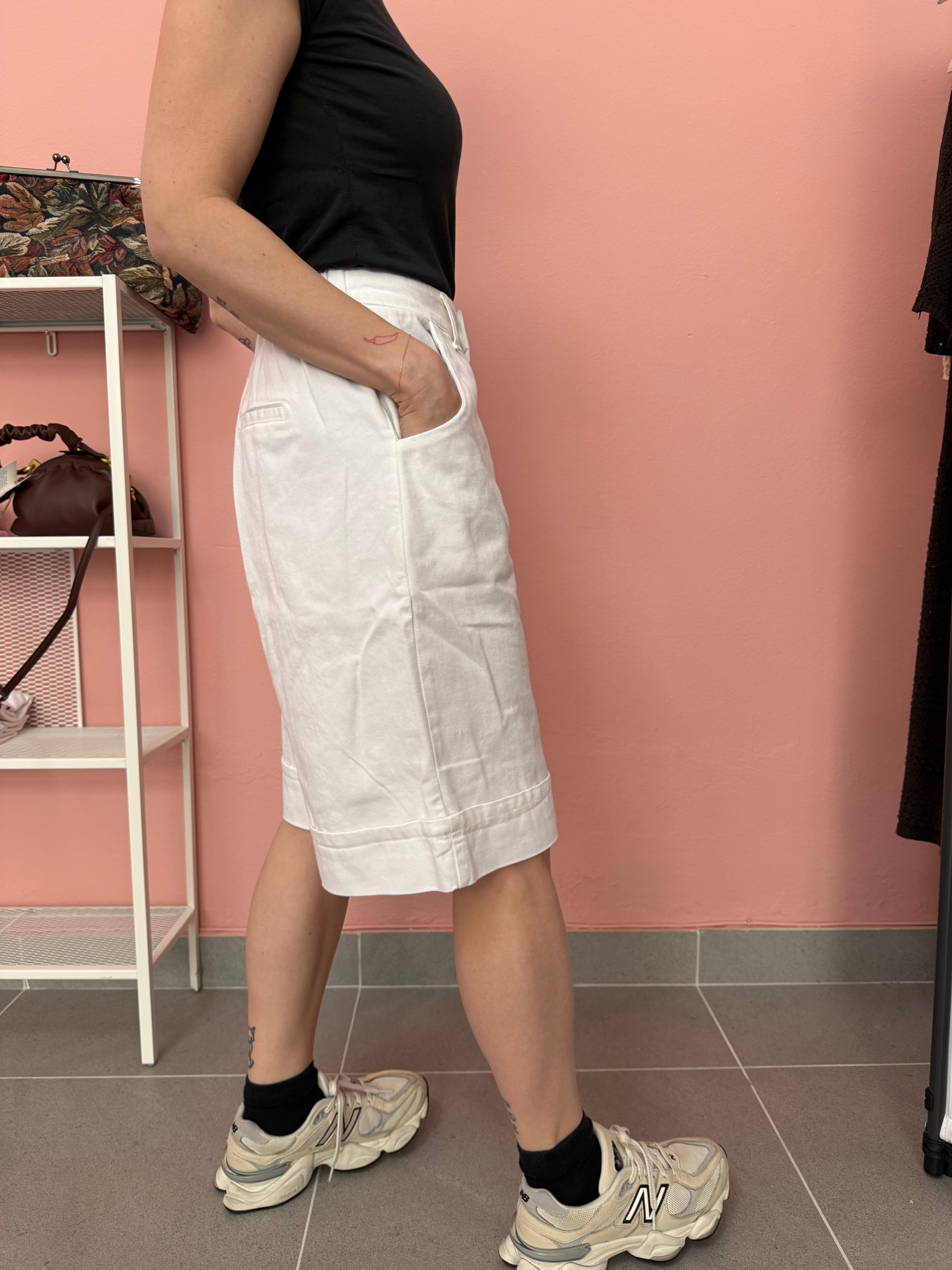 Bermuda donna bianchi vita alta con risvolto Lokita