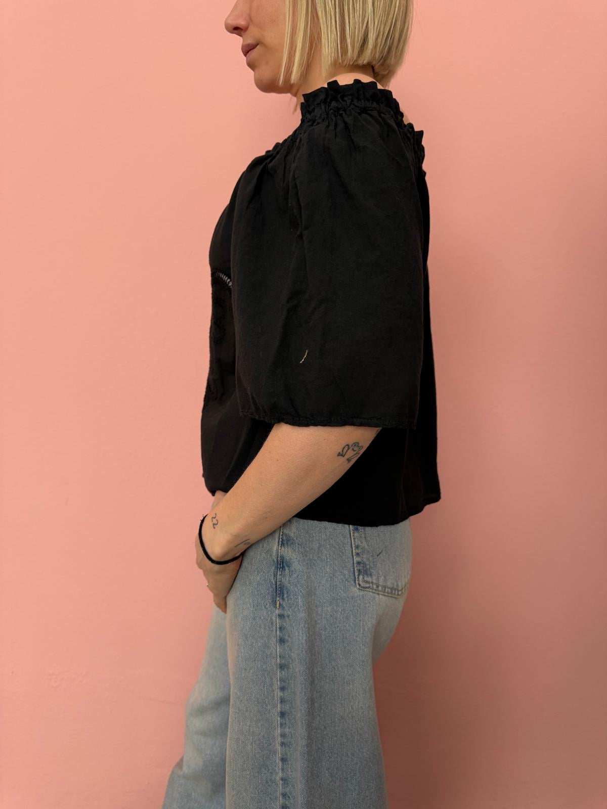 Blusa donna nera ricamata scollo regolabile