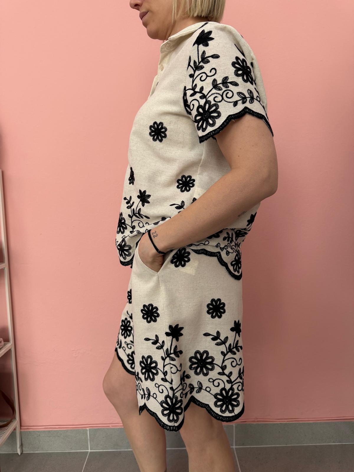 Camicia donna ricamata ecrù e nero manica corta
