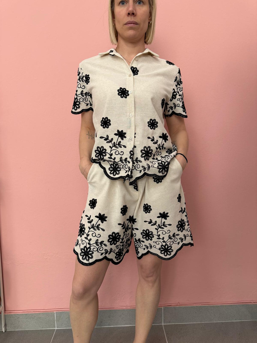 Camicia donna ricamata ecrù e nero manica corta