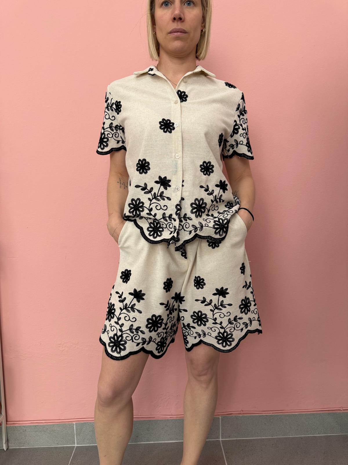 Camicia donna ricamata ecrù e nero manica corta