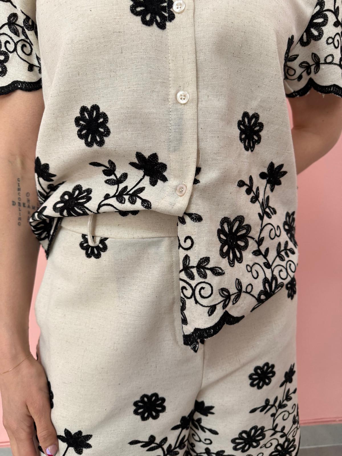 Camicia donna ricamata ecrù e nero manica corta
