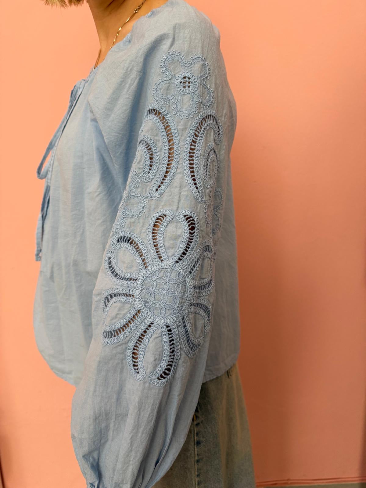 Blusa donna con ricamo manica