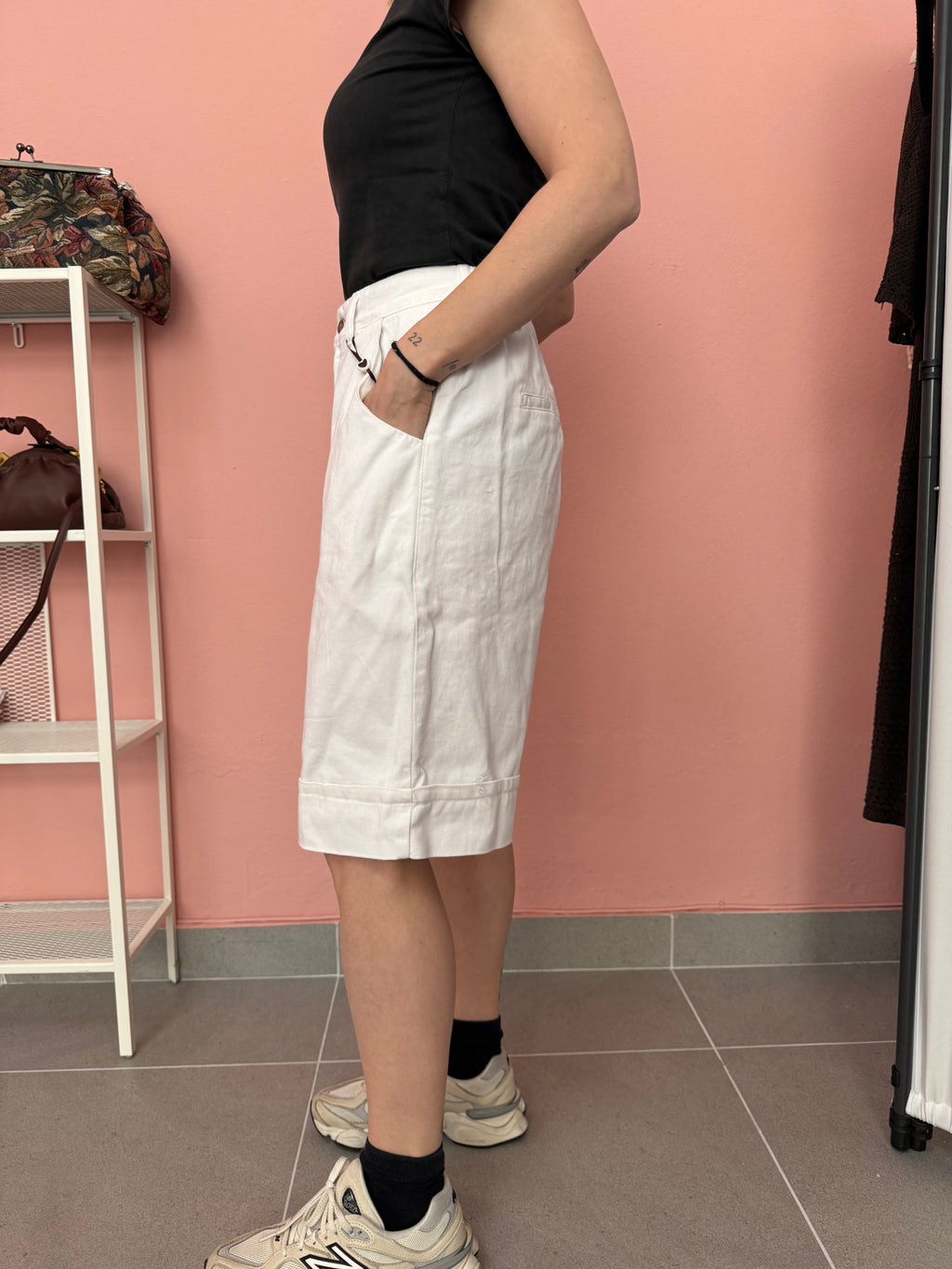Bermuda donna bianchi vita alta con risvolto Lokita