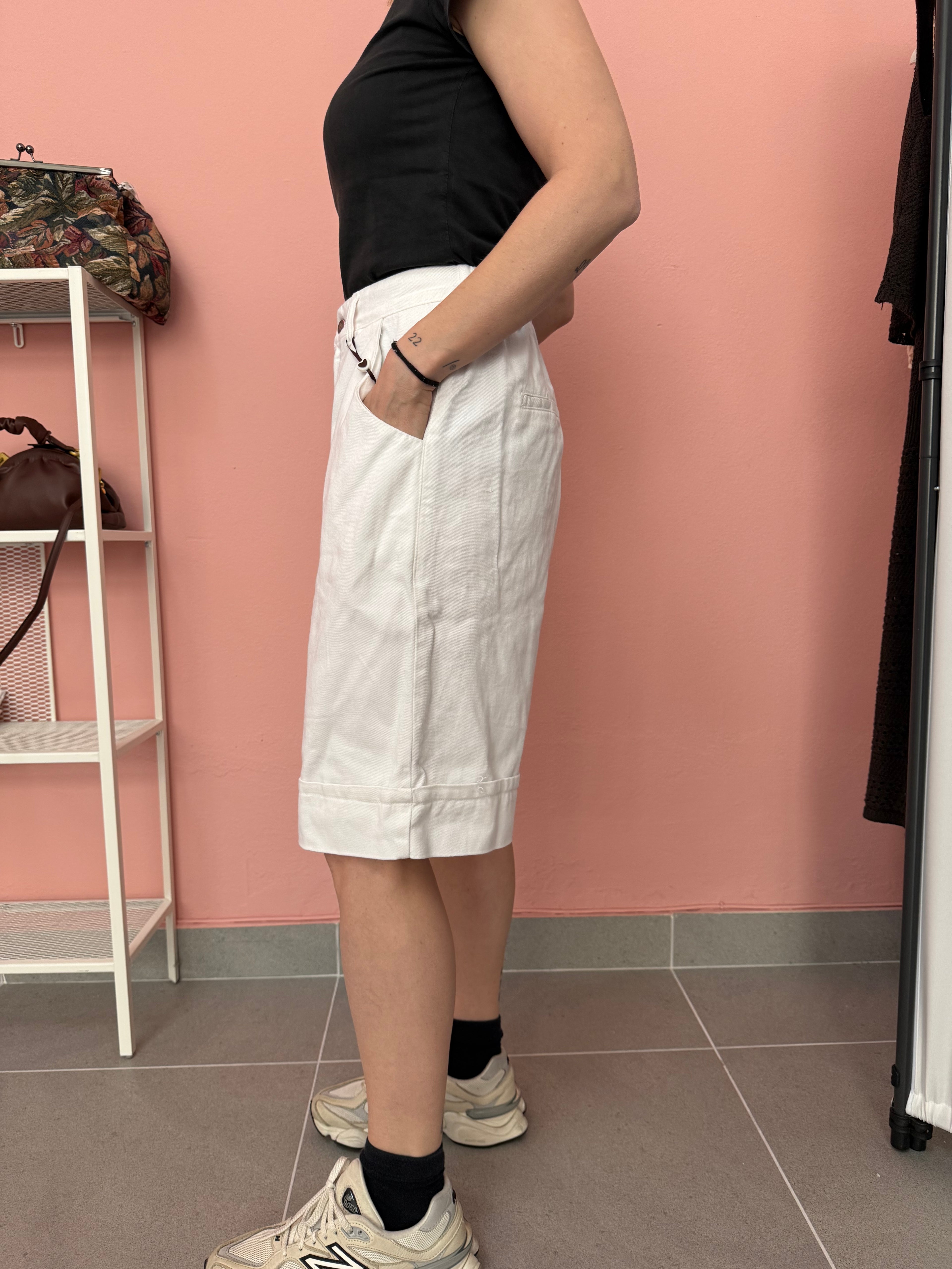 Bermuda donna bianchi vita alta con risvolto Lokita